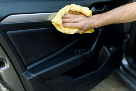 چگونه داخل خودرو خود را مانند یک حرفه ای تمیز کنید